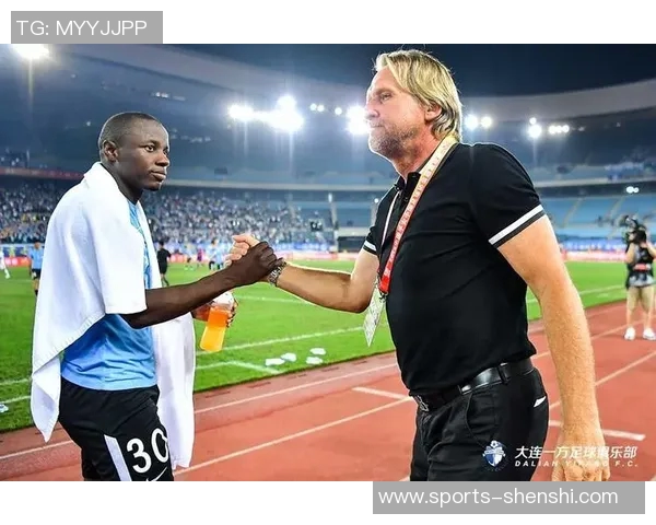 弗洛伦蒂诺与贡萨洛合影庆祝帽子戏法展现球队团结精神